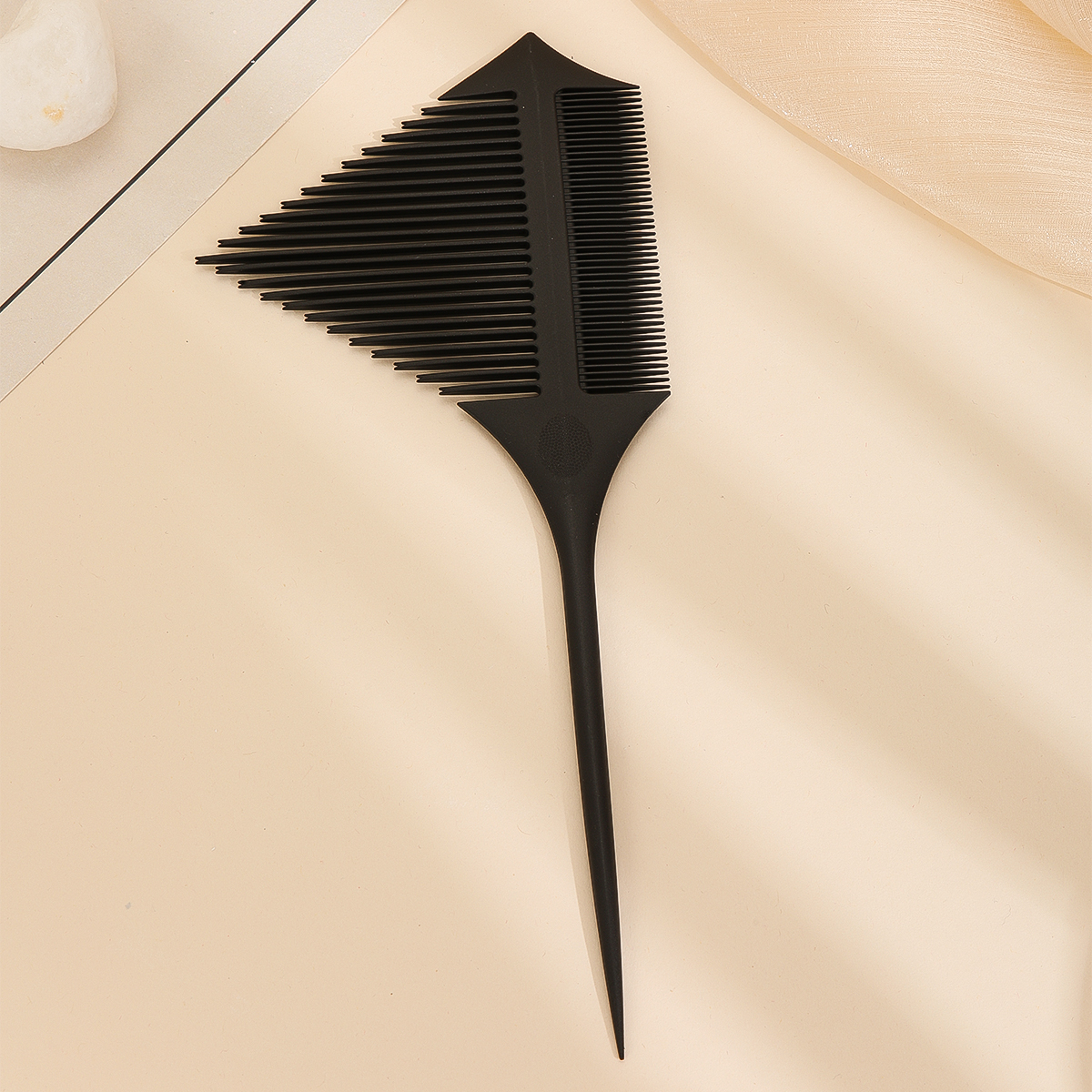 Hair picking and dyeing comb with dense teeth, hair picking and dyeing zones, tip and tail hair dyeing tools Item Picture