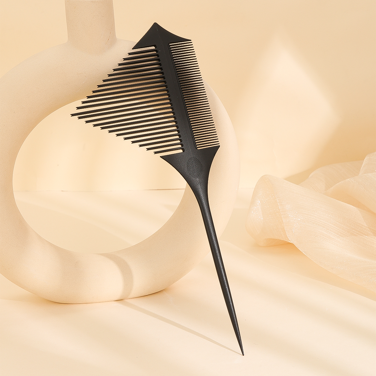 Hair picking and dyeing comb with dense teeth, hair picking and dyeing zones, tip and tail hair dyeing tools Application Scenario
