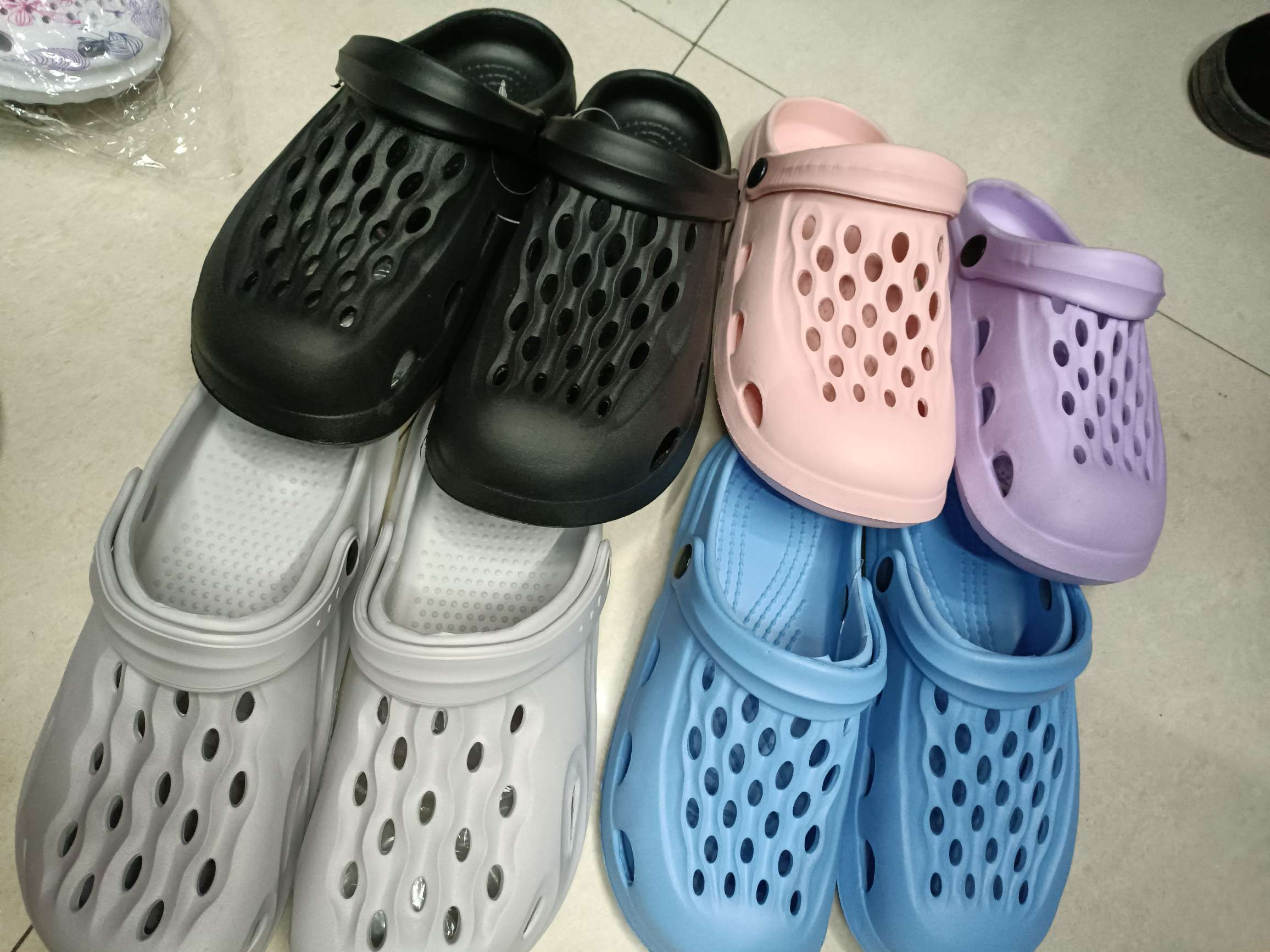 Crocs, non-slip, breathable, perforated beach shoes, Eva, new material, nurse shoes, soft soles, couple trend slippers thumbnail