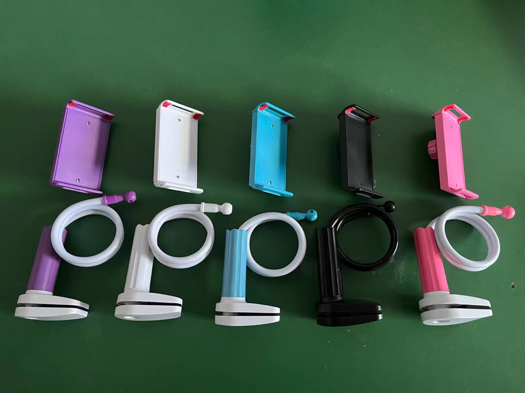 Universal stand for mobile phones, tablets and computers, bedside table for watching TV series, online classes and live streaming, lazy person stand, can be bent freely for convenient use Application Scenario