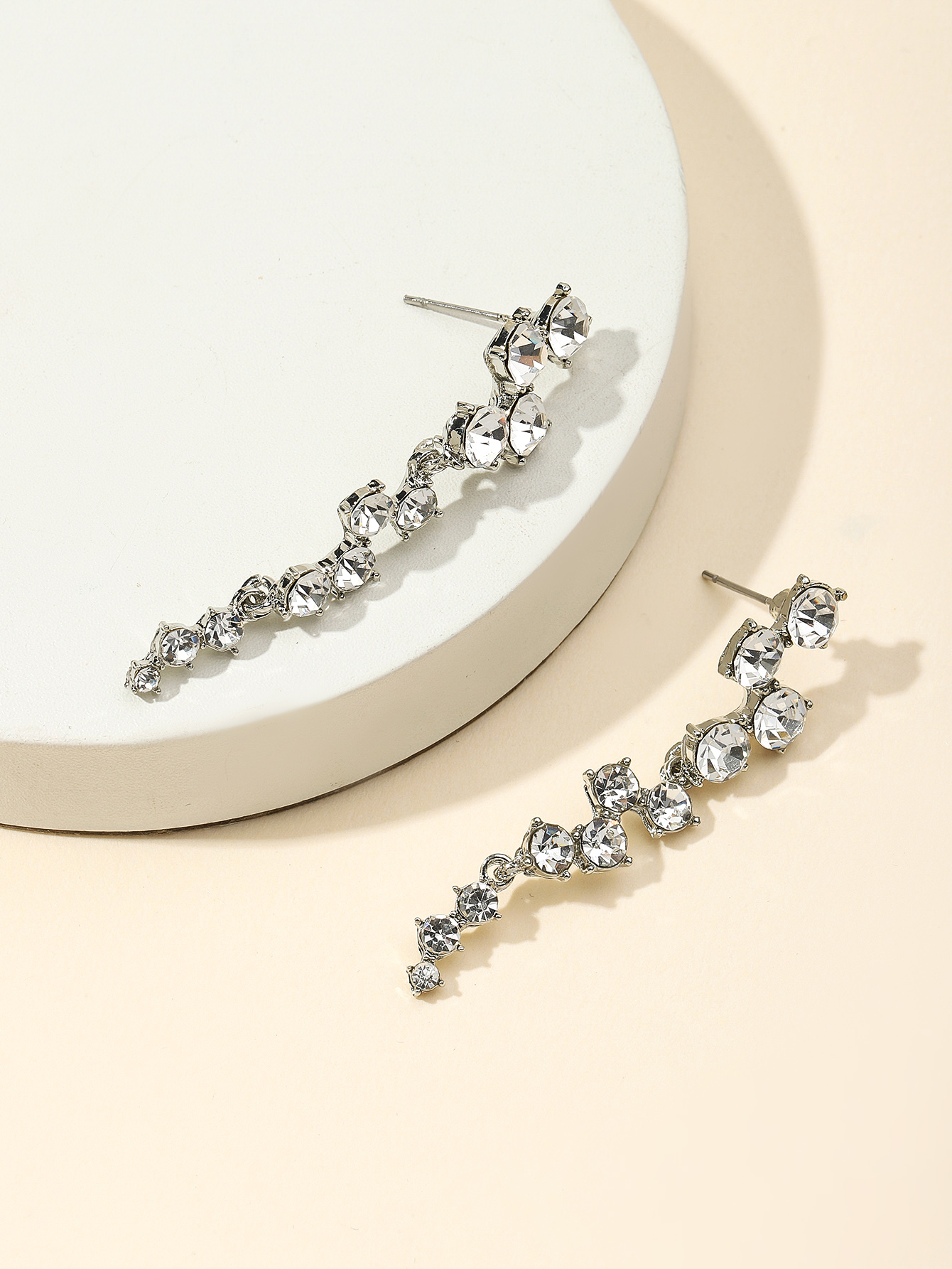 Alloy diamond-encrusting pendant earrings Japan and South Korea fashion new European and American women's ear studs earrings custom wholesale Specification drawing