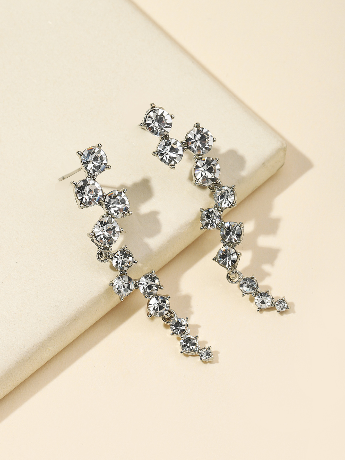 Alloy diamond-encrusting pendant earrings Japan and South Korea fashion new European and American women's ear studs earrings custom wholesale Application Scenario