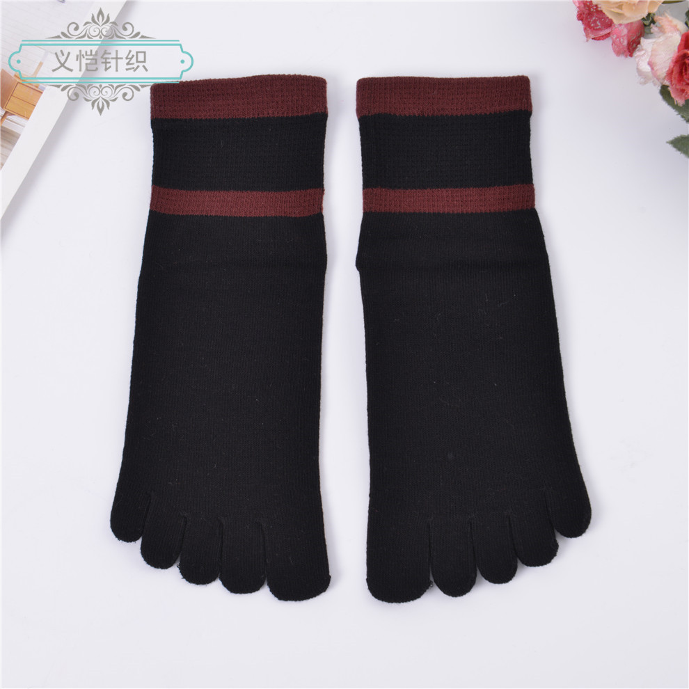 Women's Two-Color Sweat-Absorbing Mid-Tube Small White Shoes Must Have Five Fingers Application Scenario