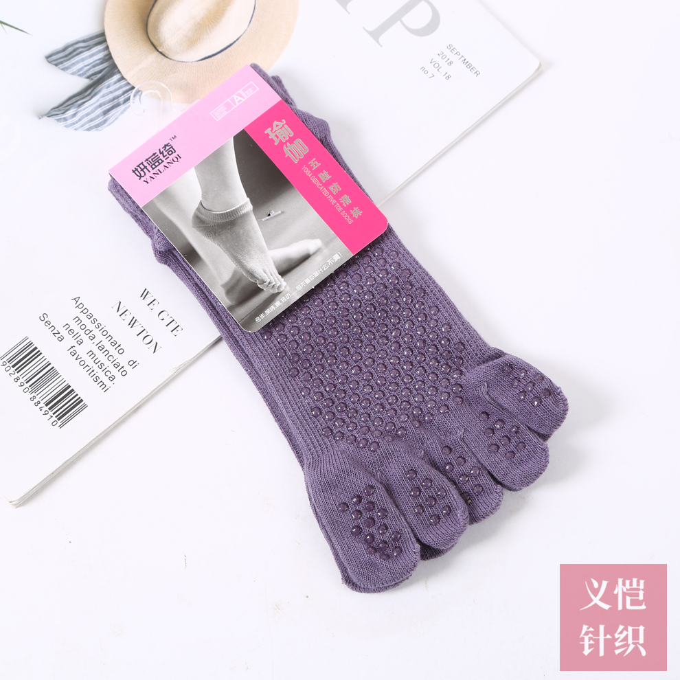 Combed Elastic Yoga Socks Comfortable Breathable Wicking Fingers Application Scenario