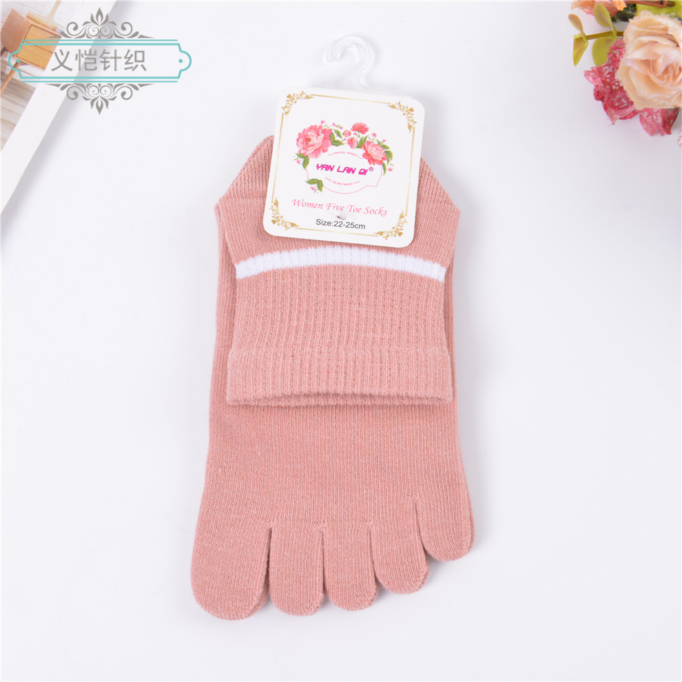 Women's Two-Color Sweat-Absorbing Mid-Tube Small White Shoes Essential Five-Finger Comfort Application Scenario