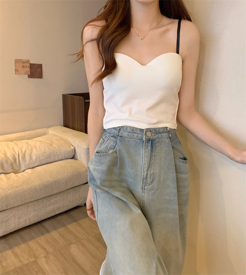 For winter women, wear a French-style small halter top with a cushioned base layer inside and a sleeveless, slimming short top outside Application Scenario