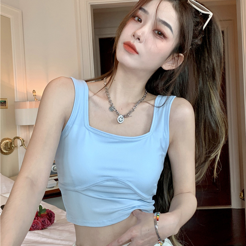 A top with a strappy top and a beautiful back for summer, wearing a bra as an inner layer, a sleeveless T-shirt with a chest cushion, and a top with ice silk