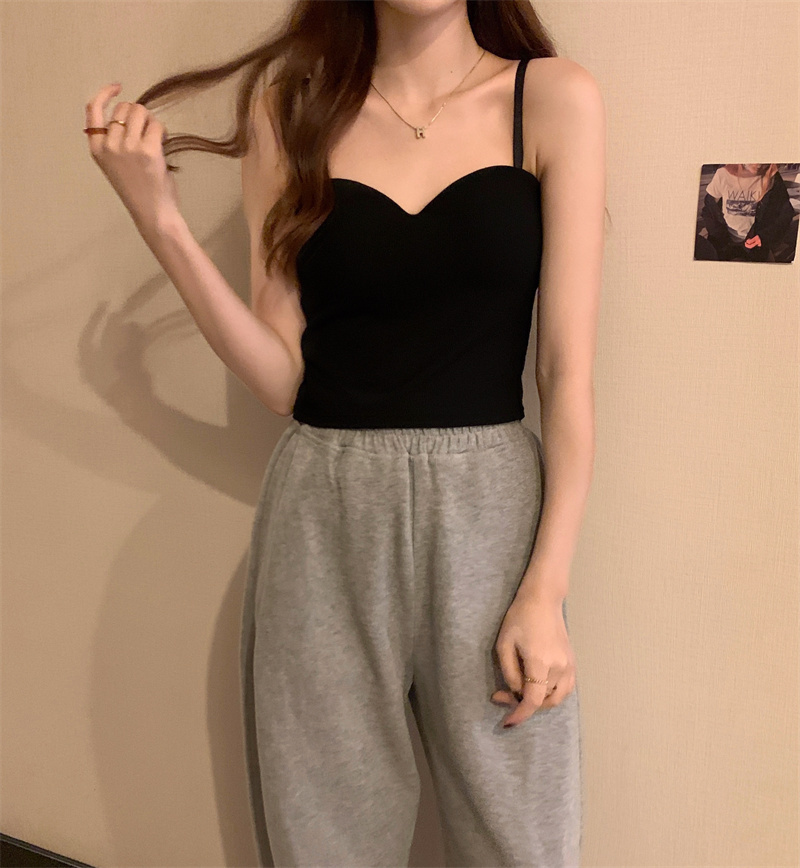 For winter women, wear a French-style small halter top with a cushioned base layer inside and a sleeveless, slimming short top outside Item Picture