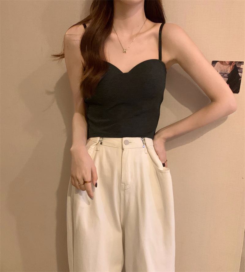 For winter women, wear a French-style small halter top with a cushioned base layer inside and a sleeveless, slimming short top outside Specification image