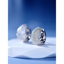 The new Neymar earrings are studded with diamonds and honey nails