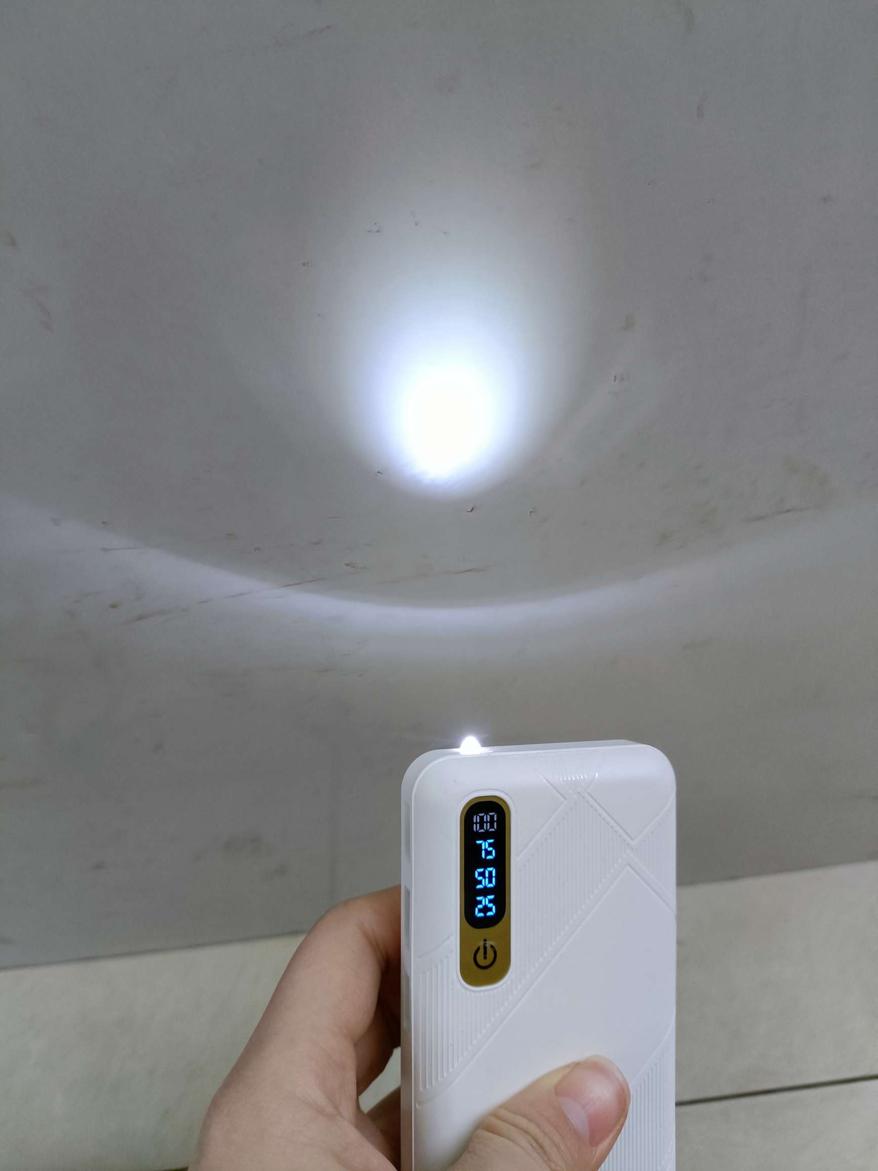 With light 3USB interface charging bank mobile power display Item Picture