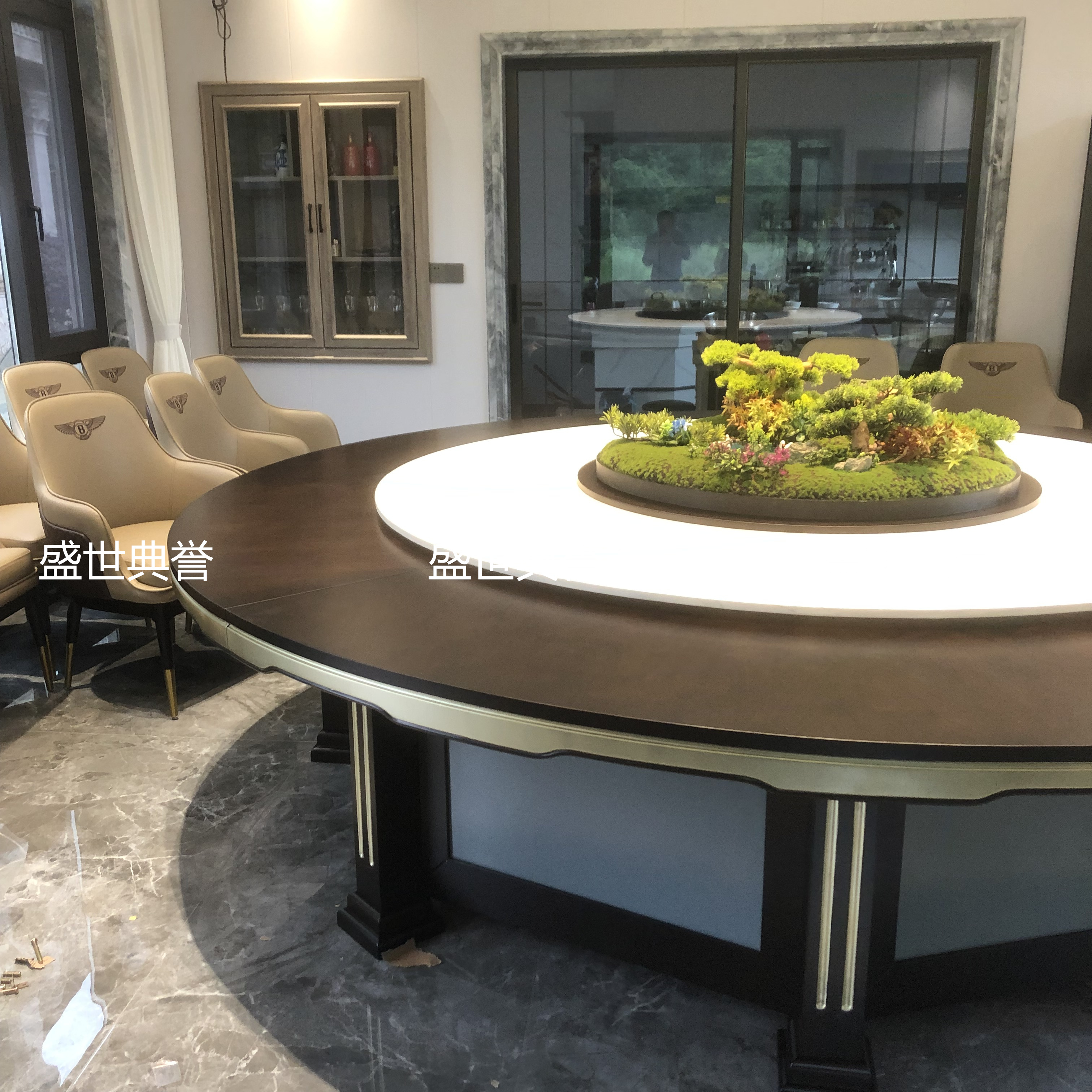 Solid wood electric dining tables and chairs for star-rated hotels in Hangzhou, remote-controlled automatic turntable dining tables for clubs, and large electric round tables for hotels Application Scenario