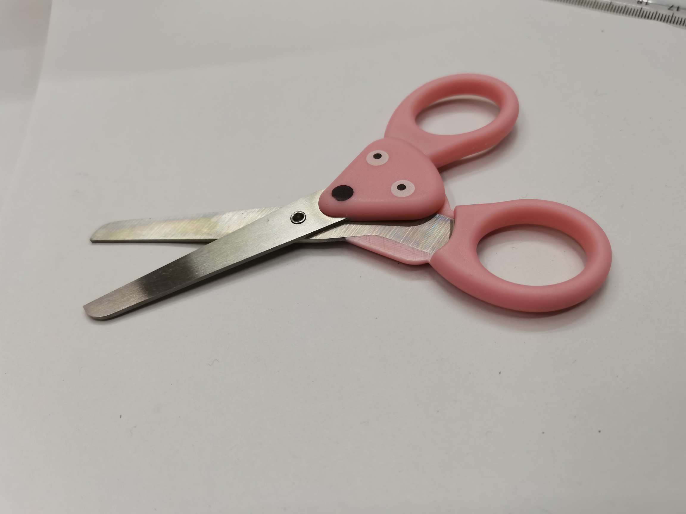 Office and educational knives and scissors tools, student scissors, office scissors, hairdressing scissors, children's scissors, factory direct sales, wholesale of learning supplies, safety scissors, scale scissors Application Scenario
