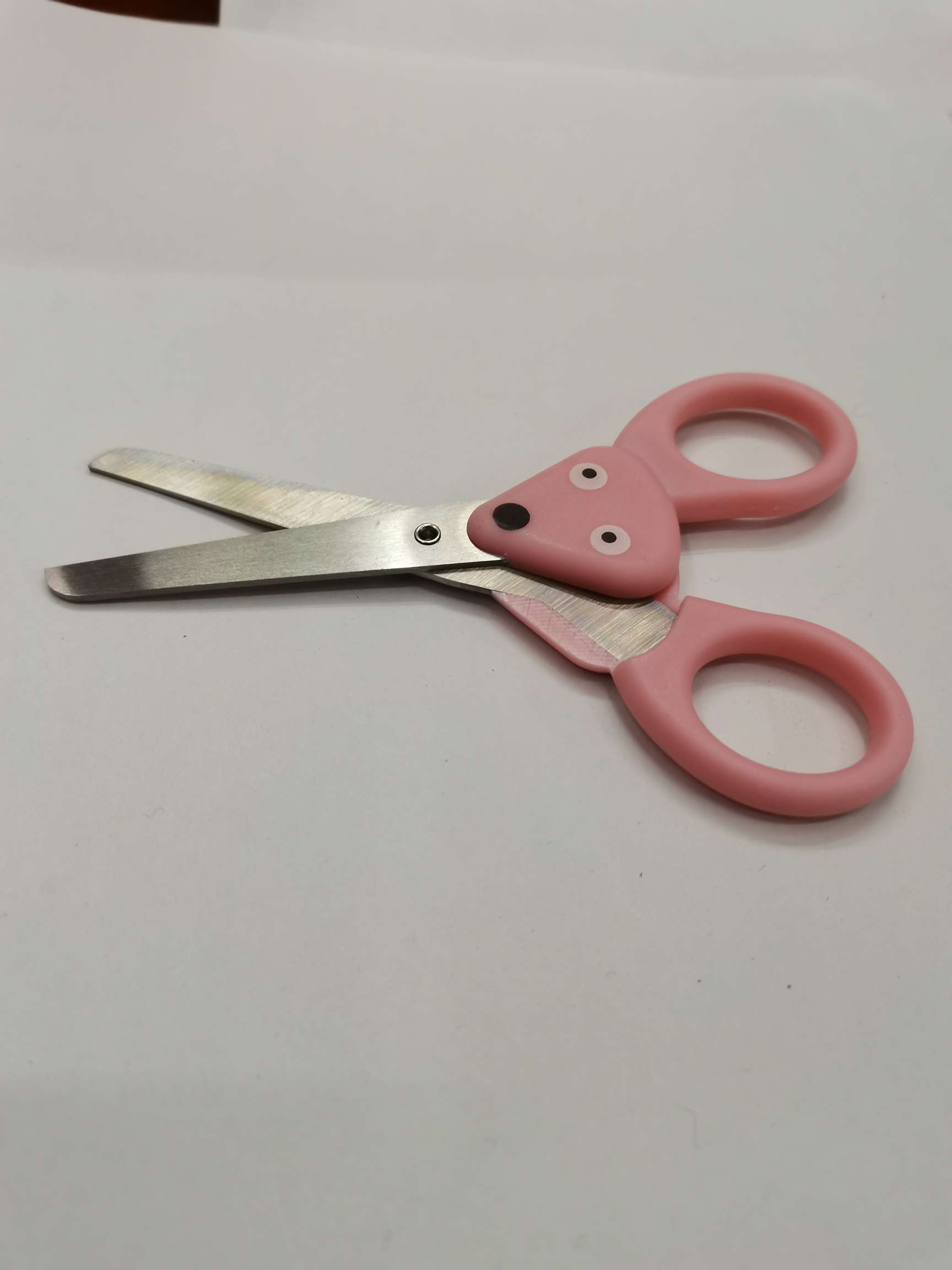 Office and educational knives and scissors tools, student scissors, office scissors, hairdressing scissors, children's scissors, factory direct sales, wholesale of learning supplies, safety scissors, scale scissors details Picture