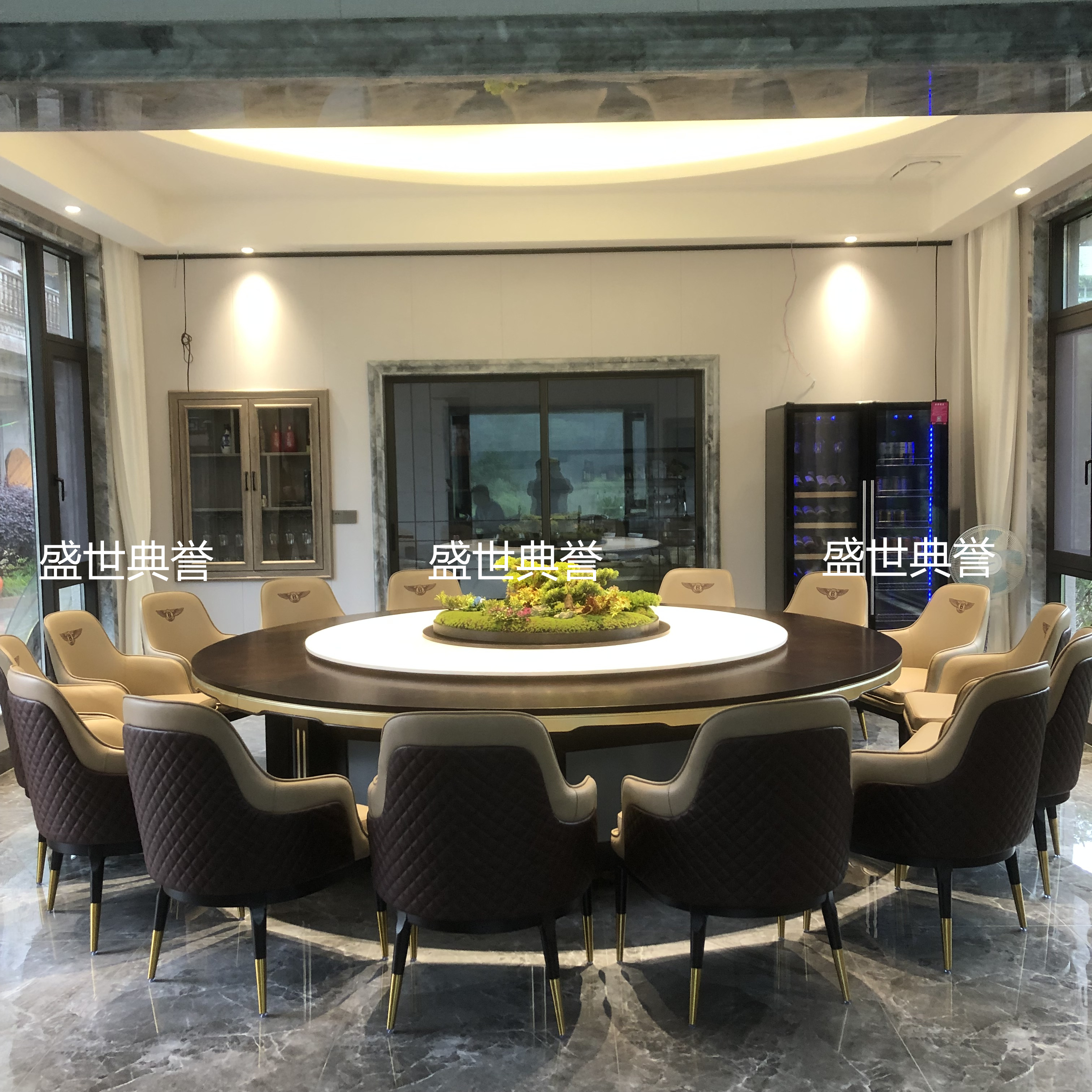 Solid wood electric dining tables and chairs for star-rated hotels in Hangzhou, remote-controlled automatic turntable dining tables for clubs, and large electric round tables for hotels