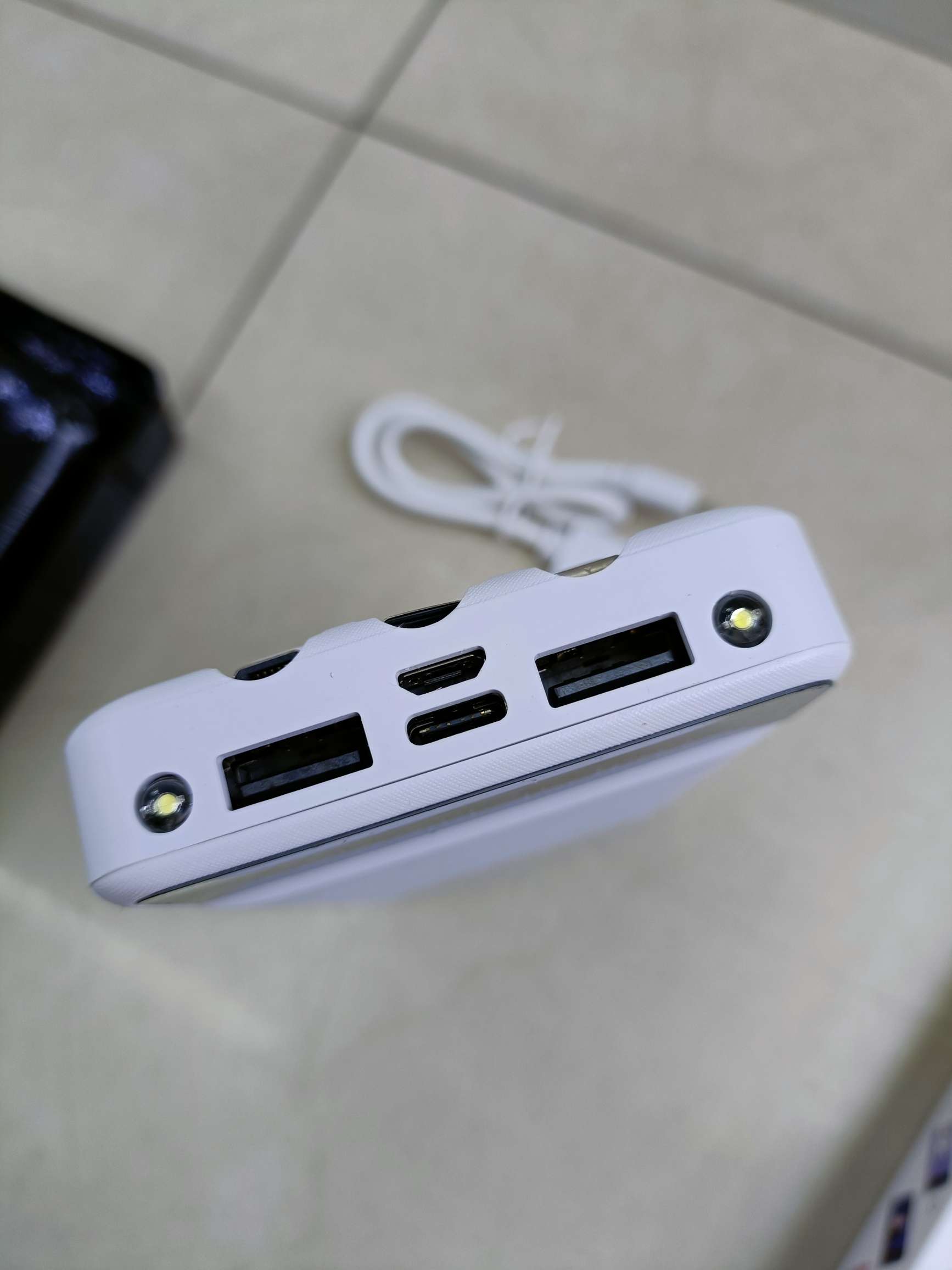 Removable three-wire two-light digital display charging treasure mobile power supply Application Scenario