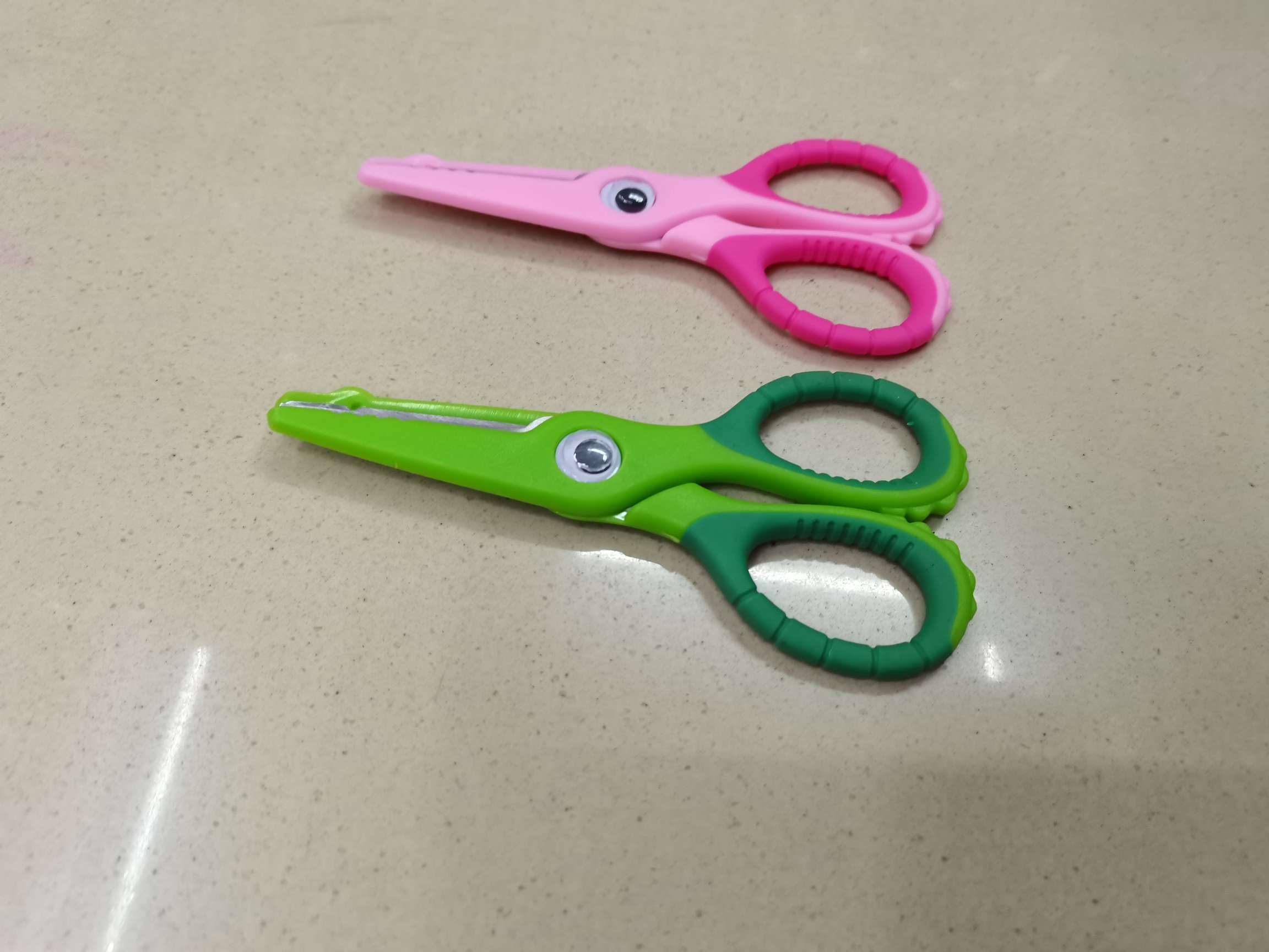 Student scissors, stationery scissors, office and educational scissors, scissors, knives, scissors, tools, children's scissors Application Scenario