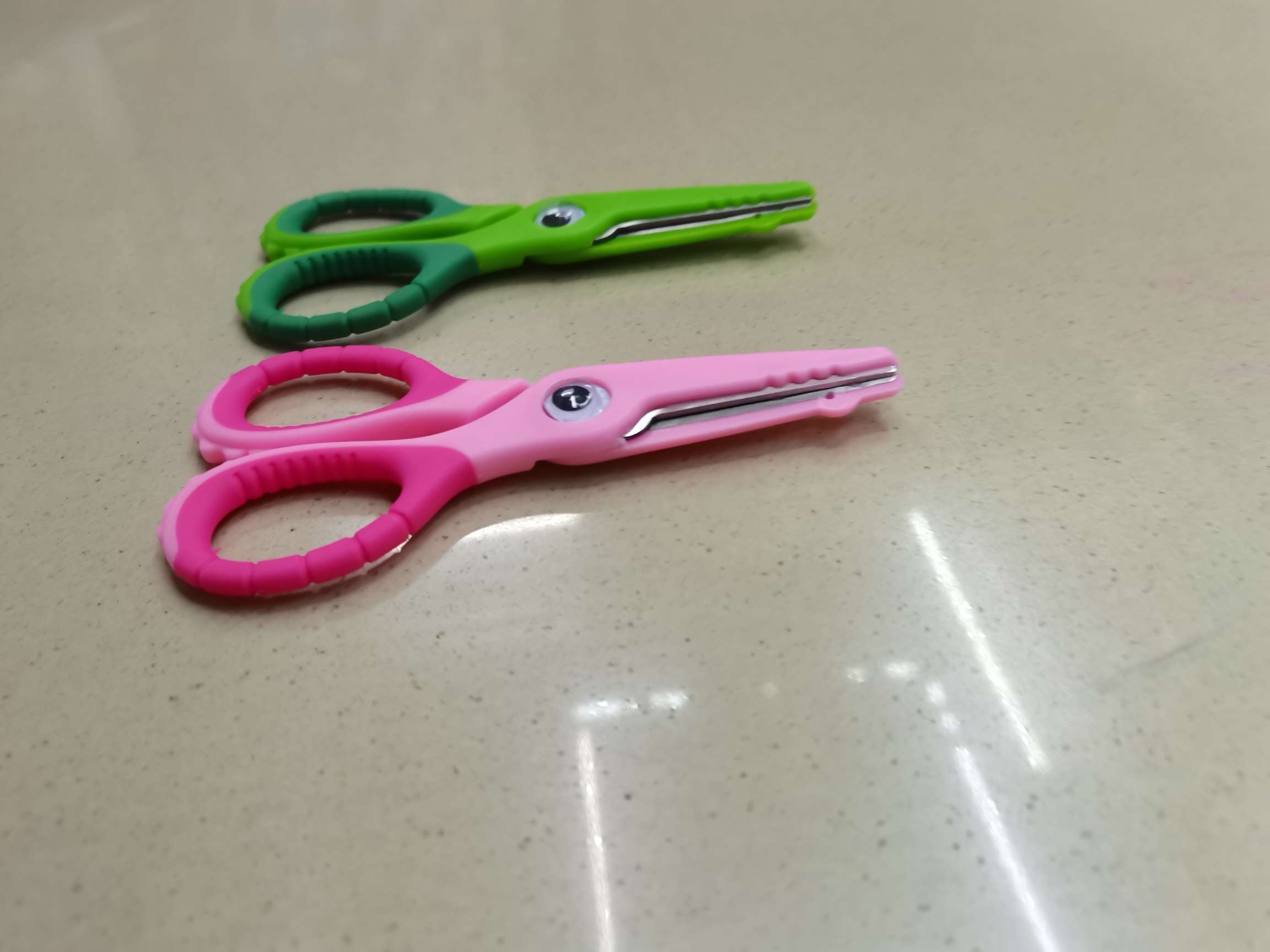 Student scissors, stationery scissors, office and educational scissors, scissors, knives, scissors, tools, children's scissors full figure