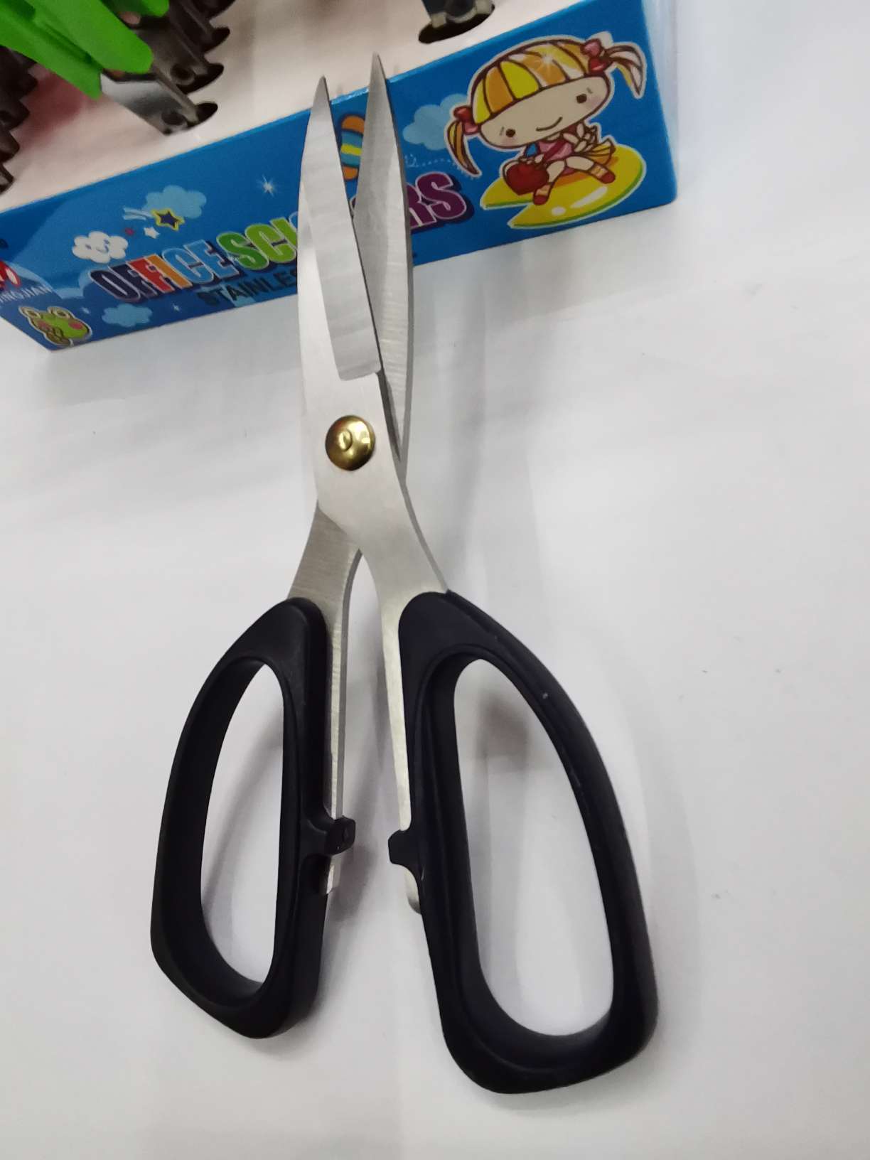 Powerful scissors, department store scissors, hardware tools, knives, scissors, kitchen scissors, stainless steel powerful scissors, household scissors Application Scenario