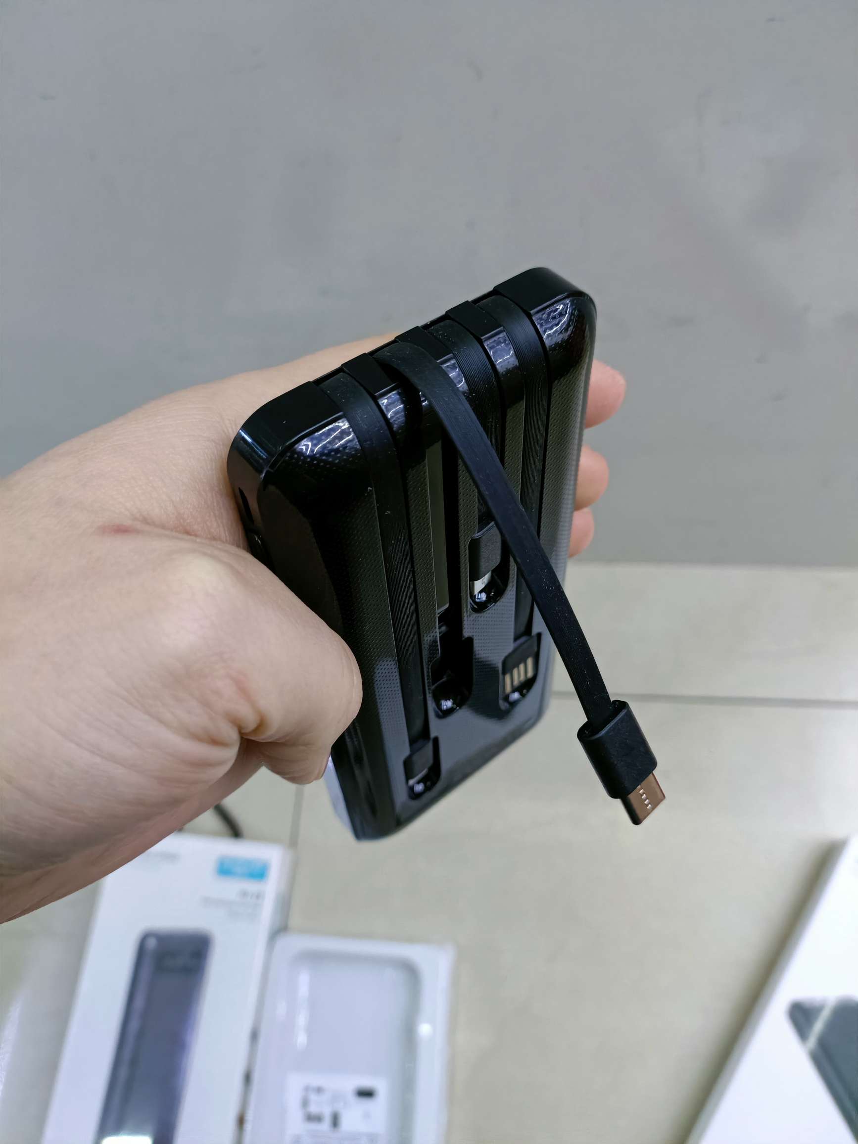 The one-piece comes with a four-wire charging bank mobile power supply Item Picture