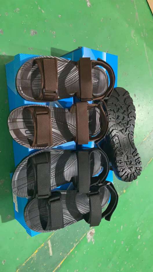 PU injection molding sand sandals flying fabric upper