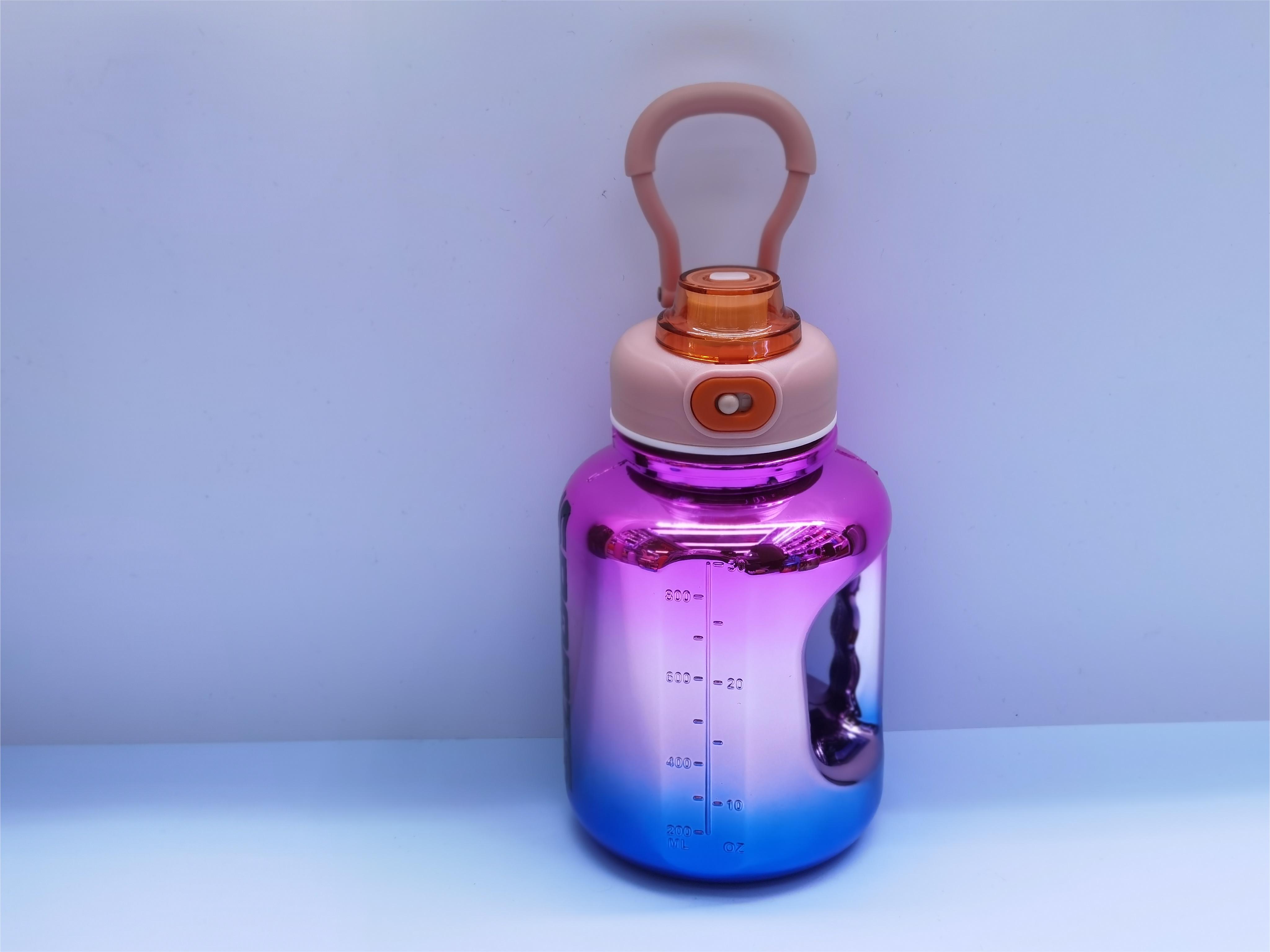 Large Capacity Portable Latched Pier Water Bottle Item Picture