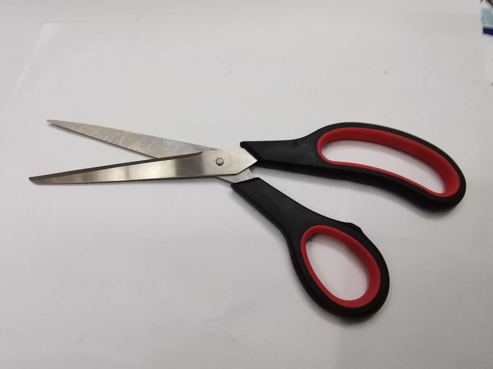 Rubber and plastic scissors, office and educational scissors, hardware knives, kitchenware knives, tools, scissors, hardware tools, stainless steel scissors, large scissors Application Scenario