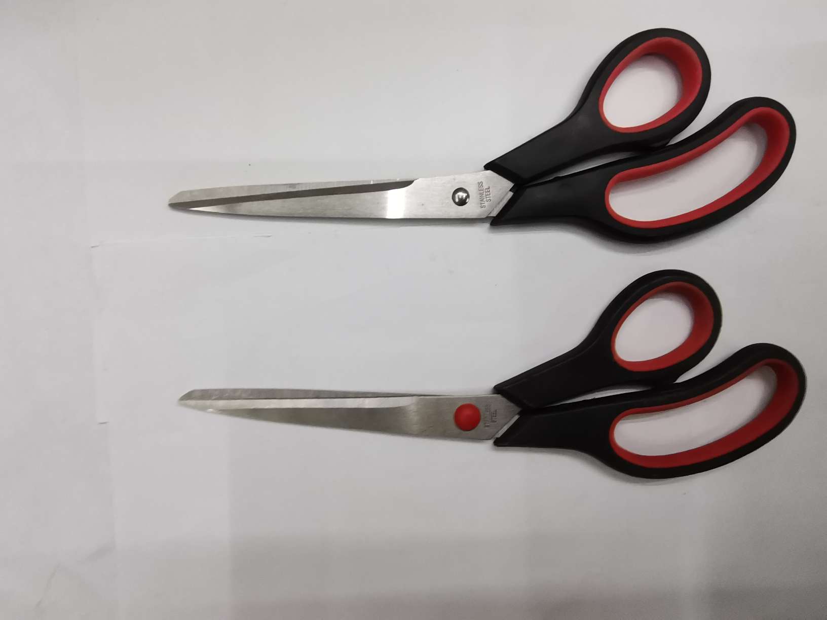 Rubber and plastic scissors, office and educational scissors, hardware knives, kitchenware knives, tools, scissors, hardware tools, stainless steel scissors, large scissors Application Scenario