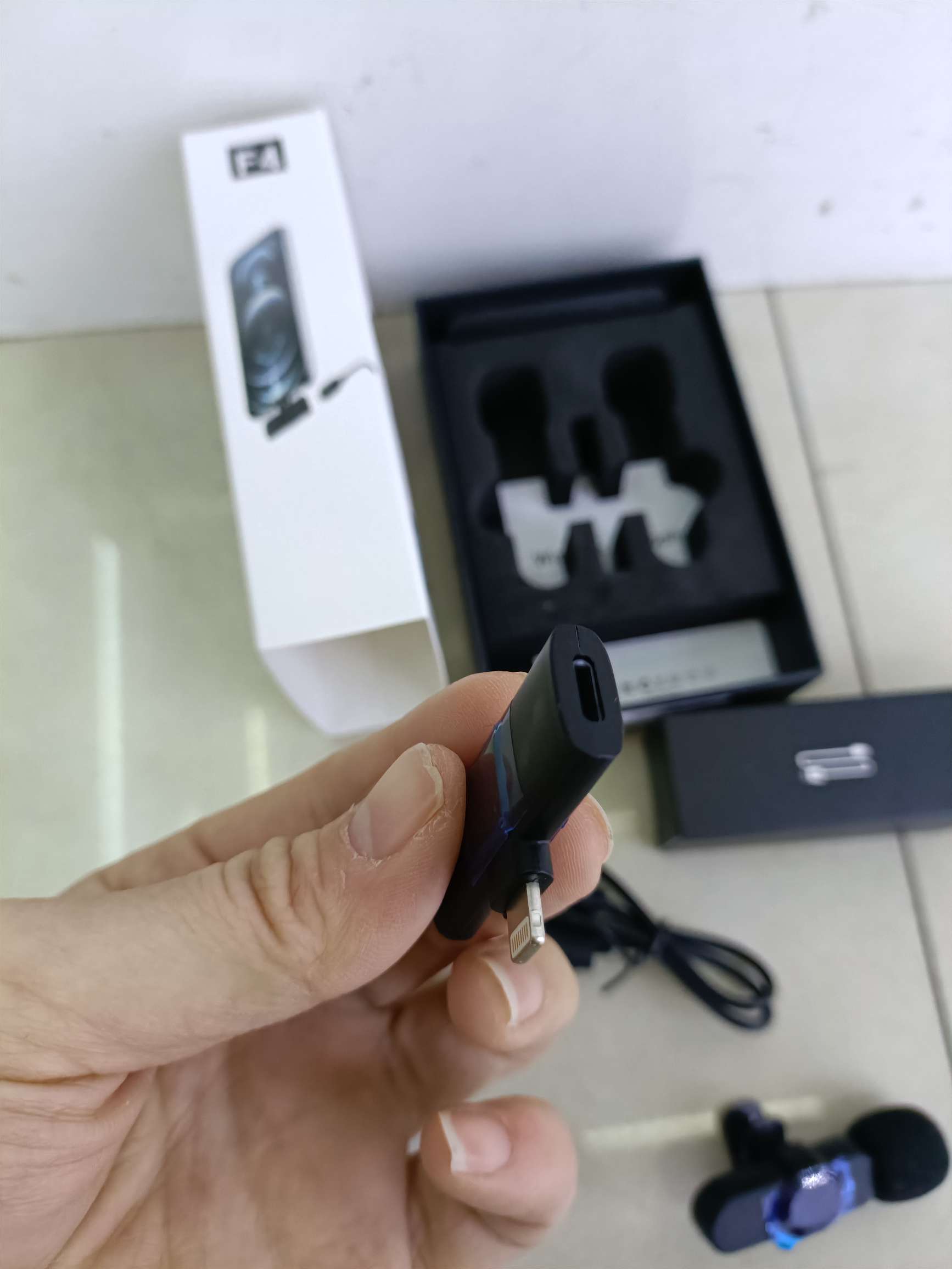 F4 Apple's one-drag two wireless lapel microphone Application Scenario