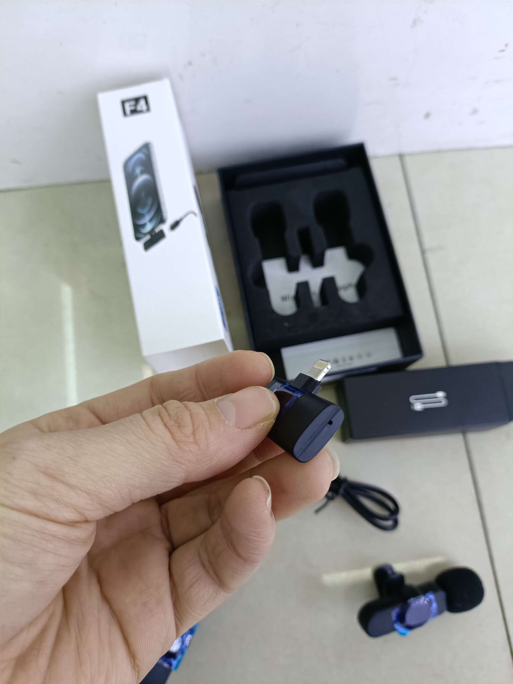 F4 Apple's one-drag two wireless lapel microphone Item Picture