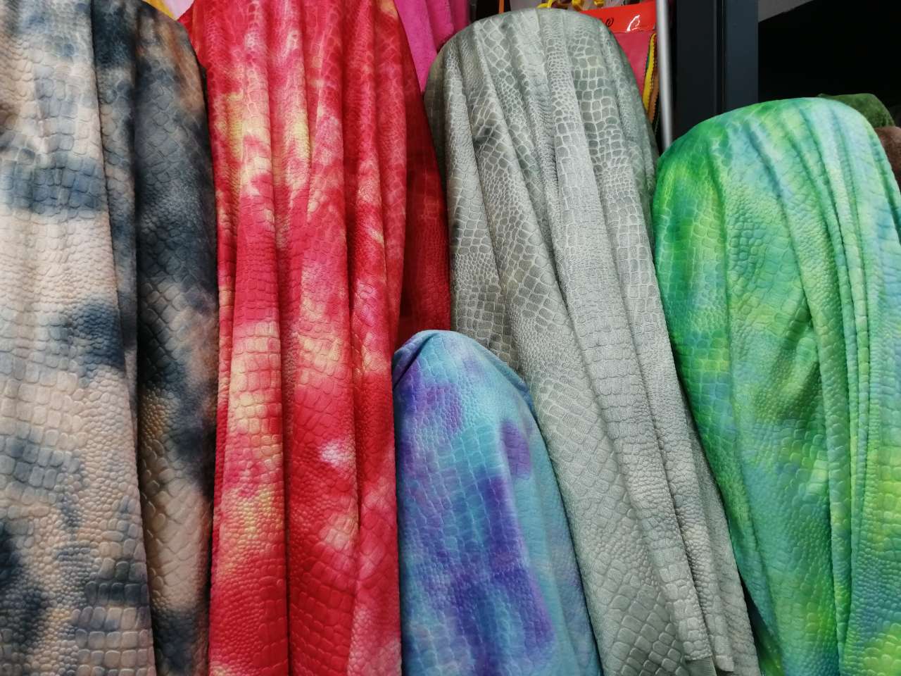 Short Plush Tie Dye Crocodile Dinosaur Fabric, It Is Polyester Silk Made Into A Door Width Of 155-160Cm, Can Be Made For Clothing Toys Throw Pillows Jewelry Shoes, Etc., Welcome New And Old Customers Before Purchase