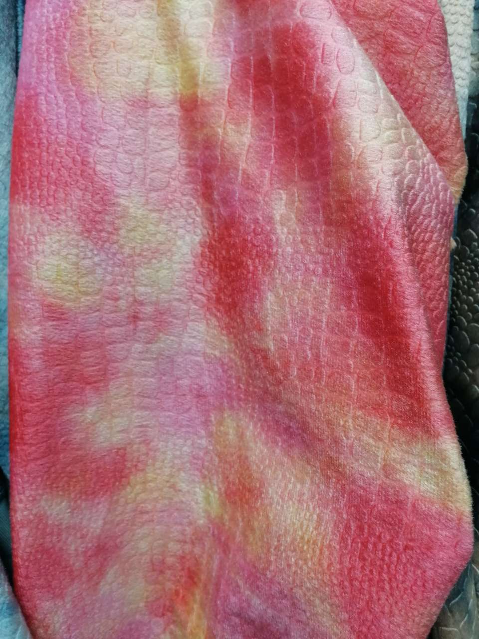 Short Plush Tie Dye Crocodile Dinosaur Fabric, It Is Polyester Silk Made Into A Door Width Of 155-160Cm, Can Be Made For Clothing Toys Throw Pillows Jewelry Shoes, Etc., Welcome New And Old Customers Before Purchase Specification drawing