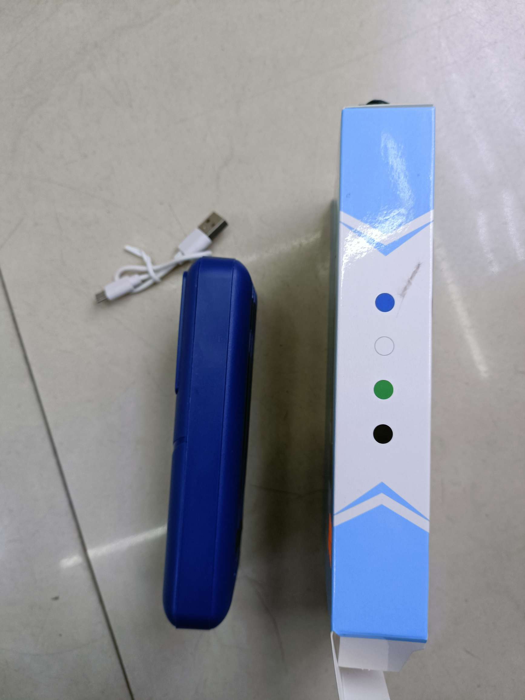 Removable three-wire charging bank with light mobile power supply Application Scenario
