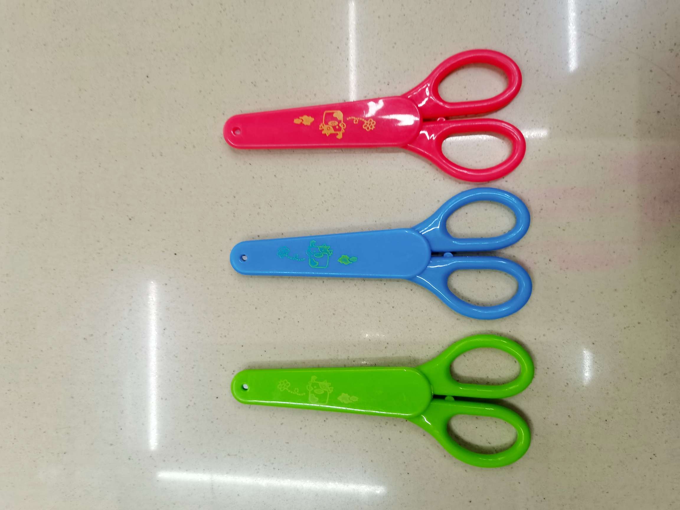 Office and educational knives and scissors, student scissors, stationery scissors, student scissors with sockets
Children's scissors, office scissors undefined