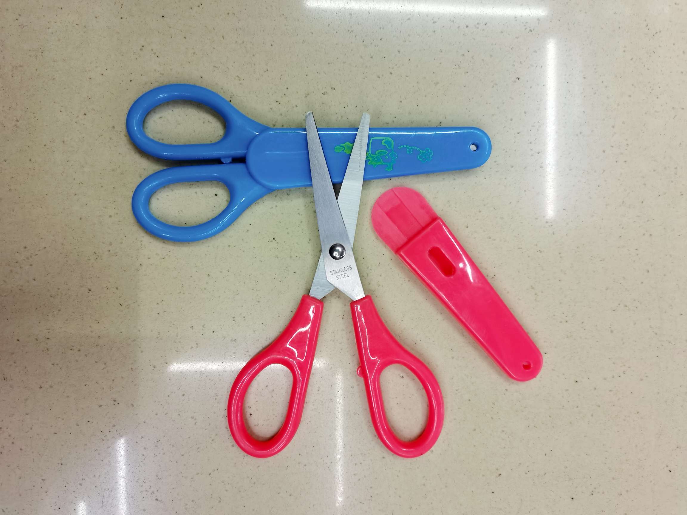 Office and educational knives and scissors, student scissors, stationery scissors, student scissors with sockets
Children's scissors, office scissors full figure