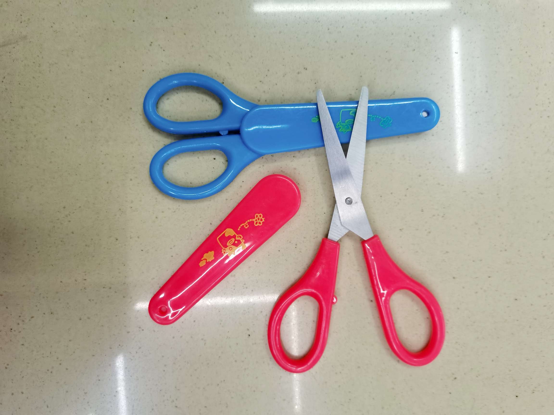 Office and educational knives and scissors, student scissors, stationery scissors, student scissors with sockets
Children's scissors, office scissors details Picture