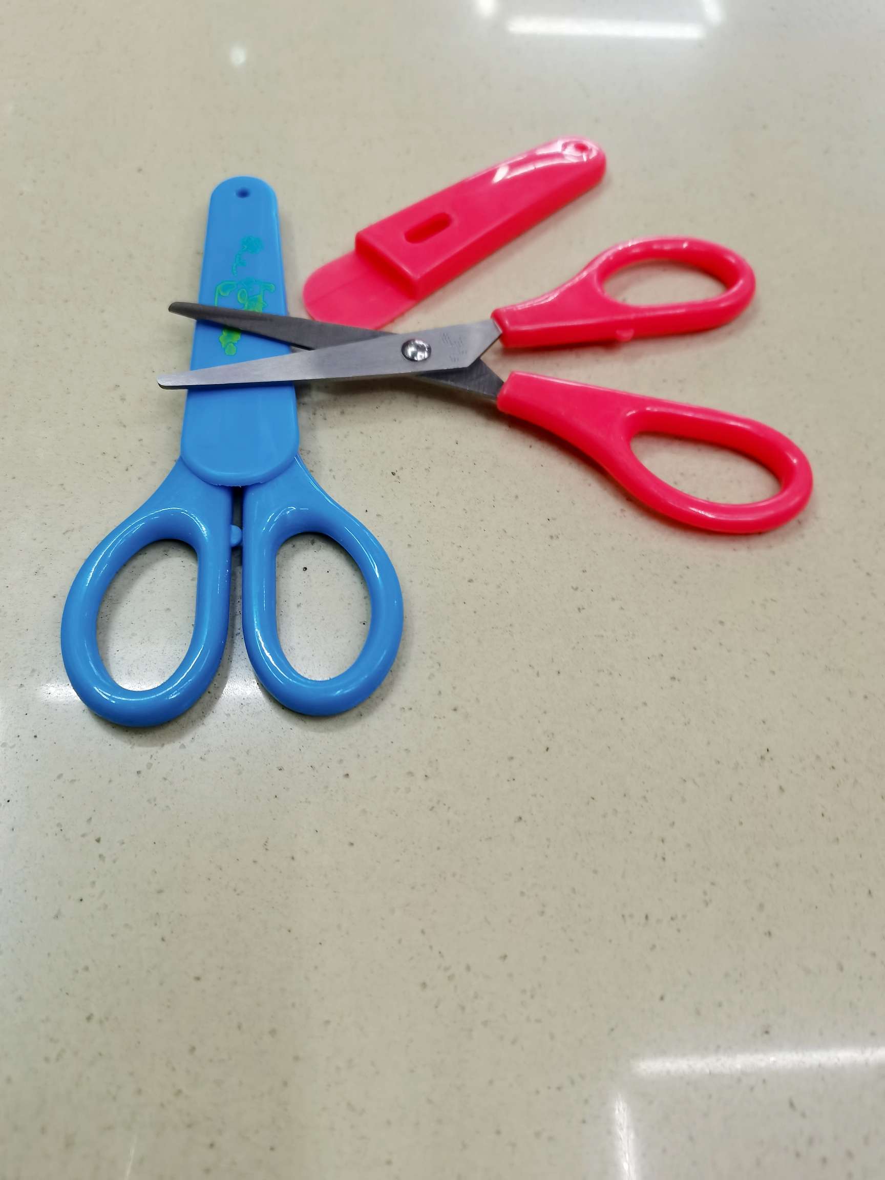 Office and educational knives and scissors, student scissors, stationery scissors, student scissors with sockets
Children's scissors, office scissors Application Scenario