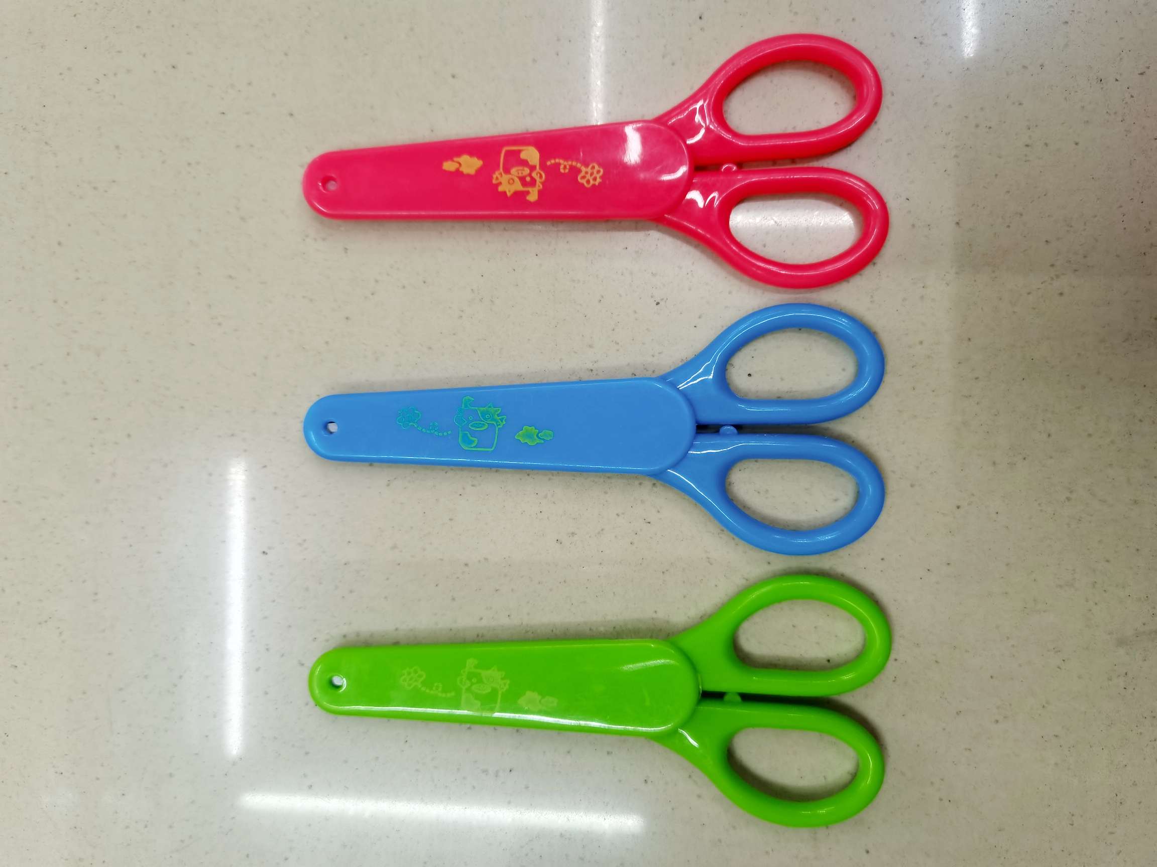 Office and educational knives and scissors, student scissors, stationery scissors, student scissors with sockets
Children's scissors, office scissors undefined