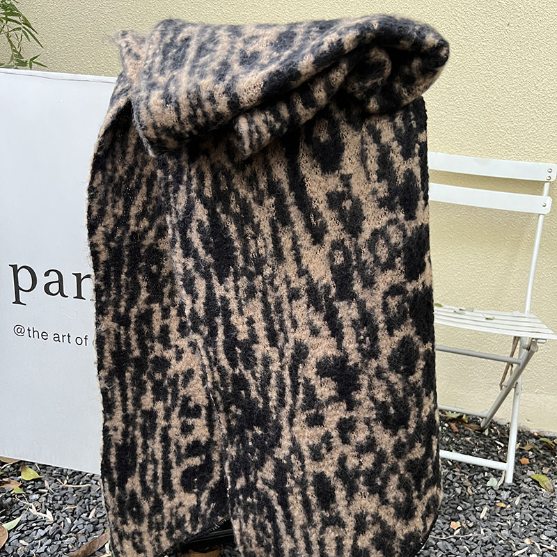 Factory Wholesale Korean Version Autumn And Winter Warm Wear With All Soft Knitted Plush Thickened Shawl Leopard Print Scarf
