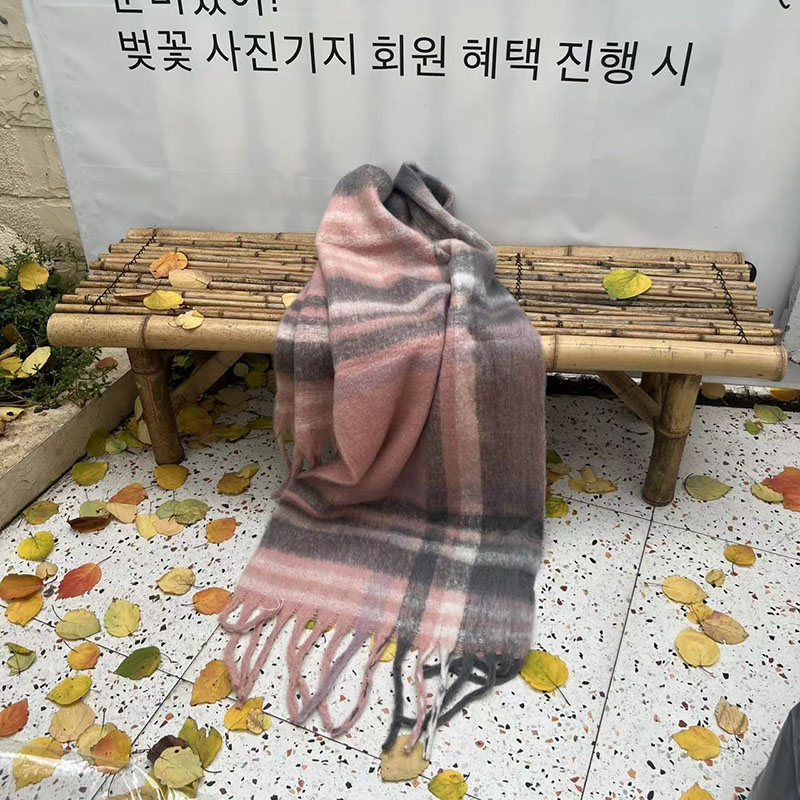 Factory Custom Korean Version Of The New Autumn And Winter Fringe Thick Warm Color Contrast Plaid Imitation Cashmere Scarf Application Scenario