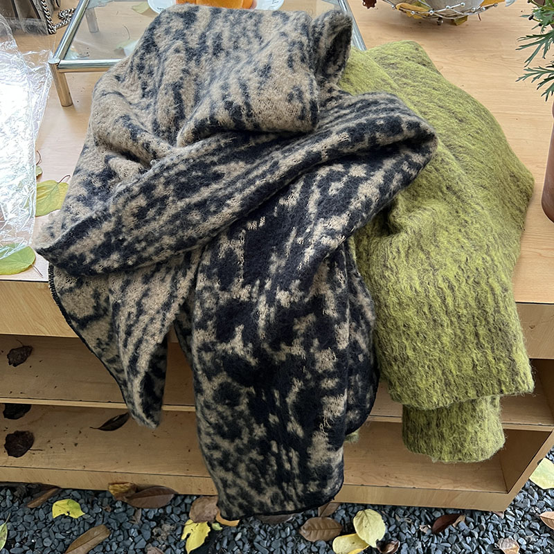 Factory Wholesale Korean Version Autumn And Winter Warm Wear With All Soft Knitted Plush Thickened Shawl Leopard Print Scarf Specification drawing