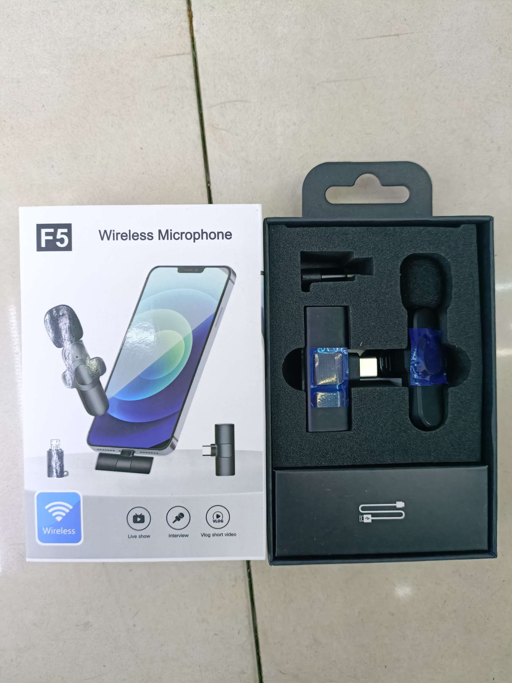 F5
Type-C+ Apple 2-in-1 wireless lapel microphone without charging full figure