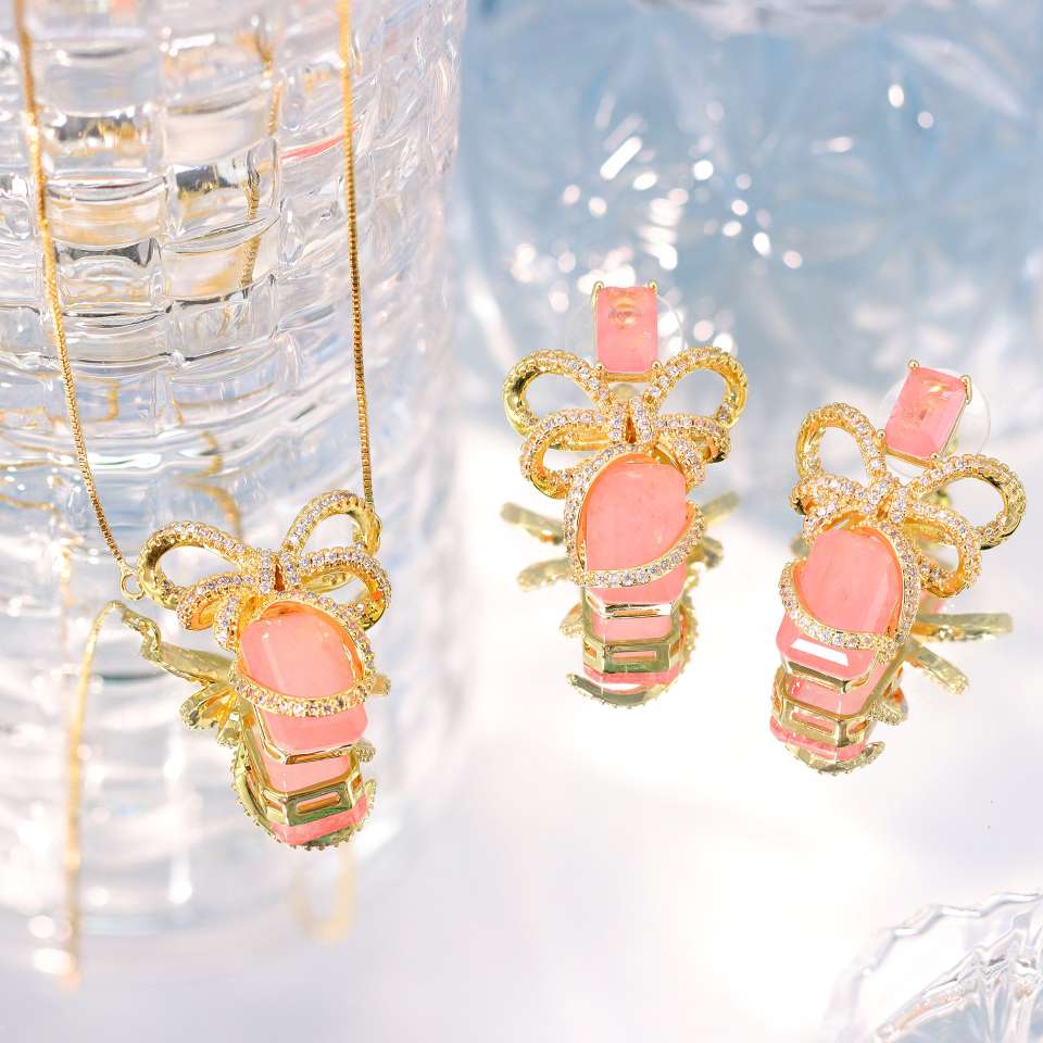 Four-leaf clover necklace copper-plated zircon, a niche design, light luxury and simple small set Application Scenario