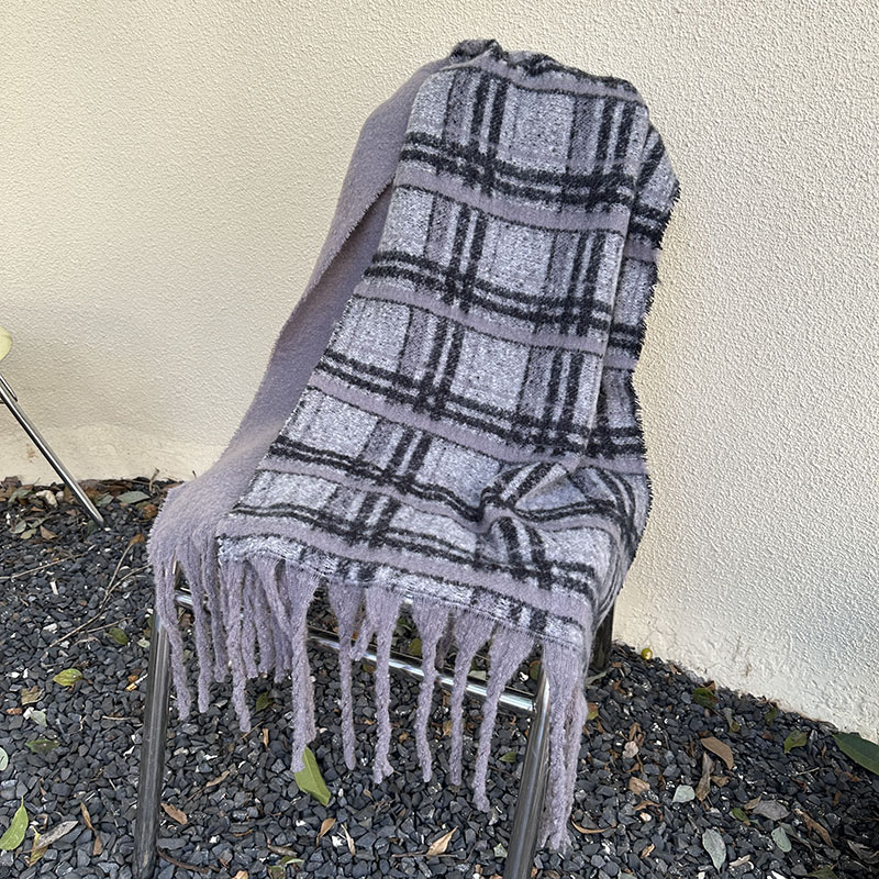 Factory Custom Autumn And Winter New Warm Korean Version Of Advanced Sense All Over The Shawl Explosion Fringe Patchwork Plaid Scarf Application Scenario