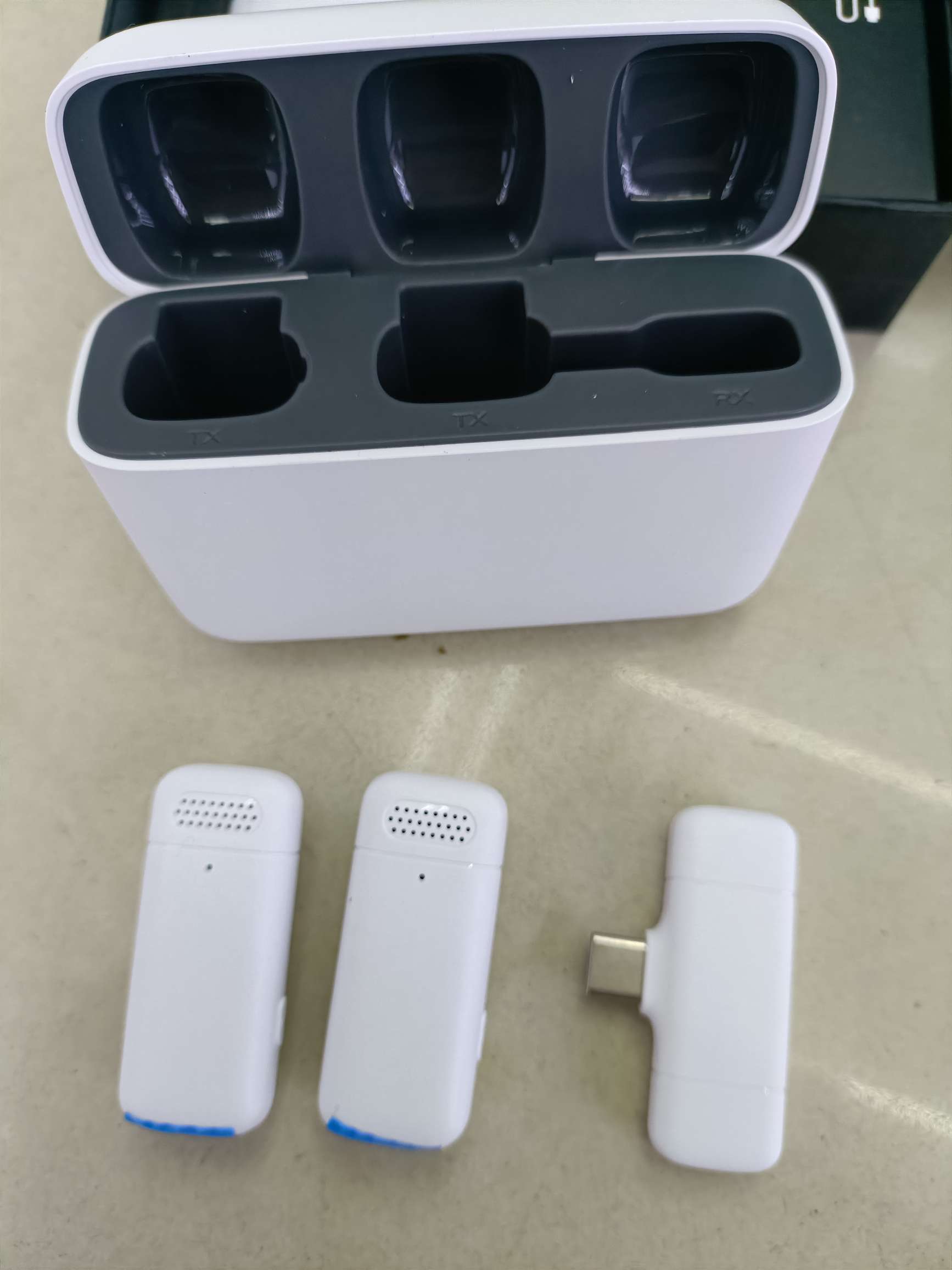 J13 Cockpit one tow two collar microphone Apple interface /Type-C interface seat charger dual microphone Application Scenario