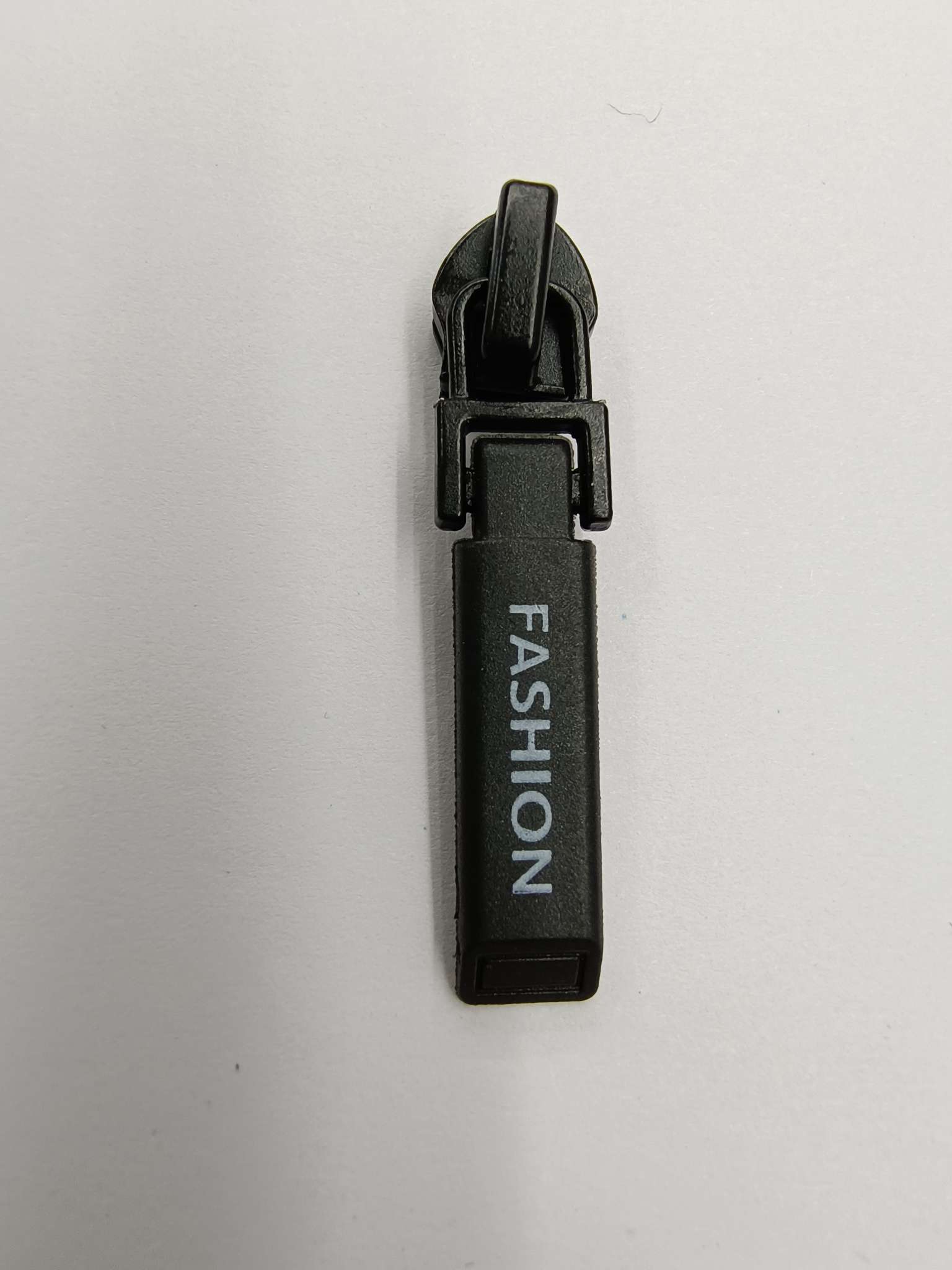 Metal zipper with zipper pull Application Scenario