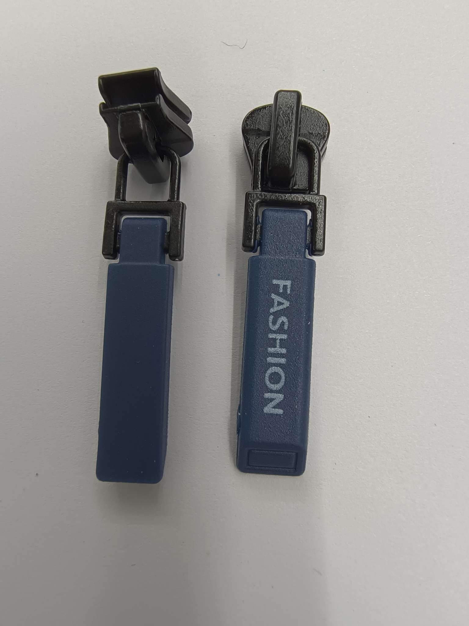 Metal zipper with zipper pull thumbnail