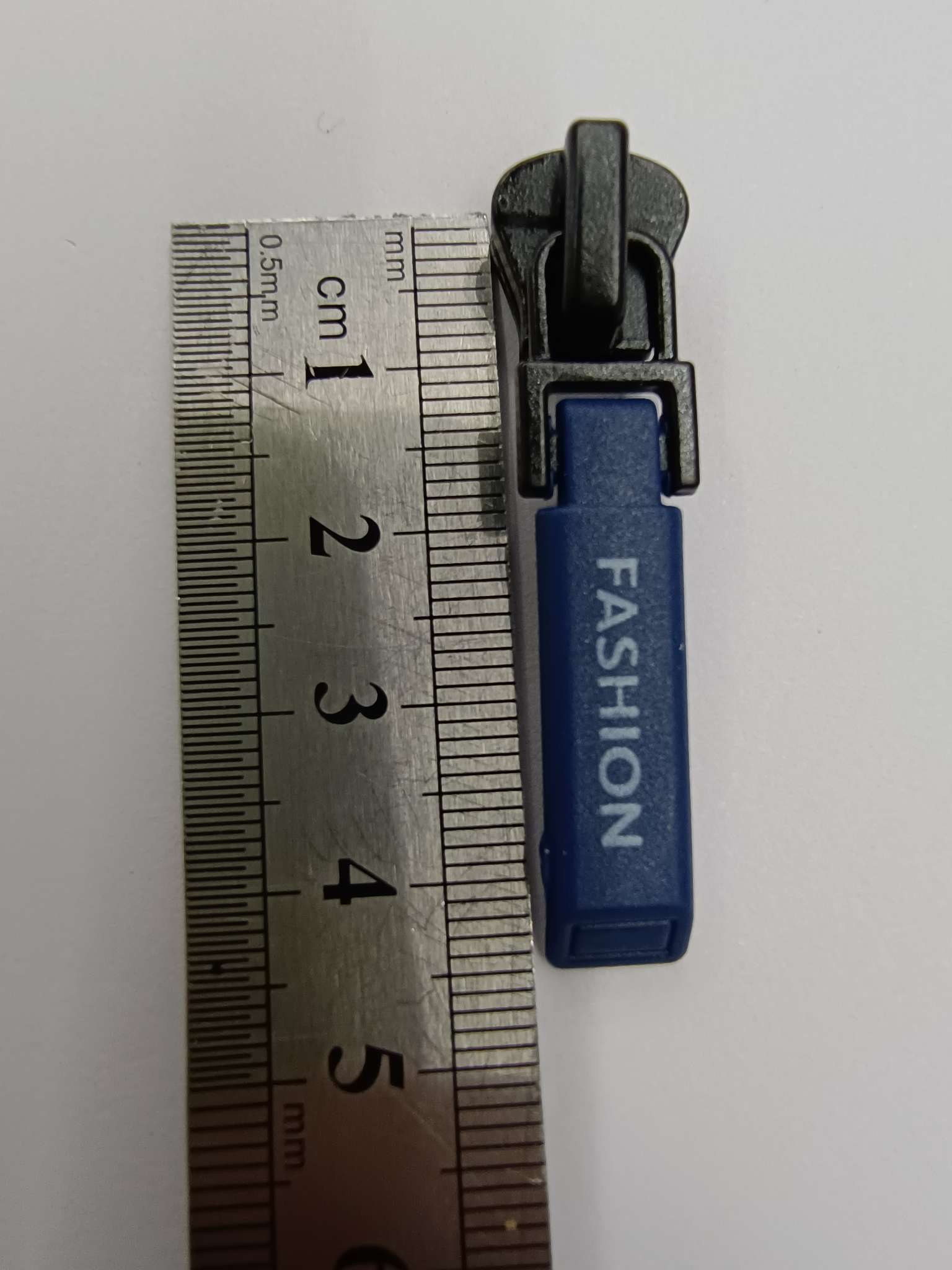 Metal zipper with zipper pull details Picture