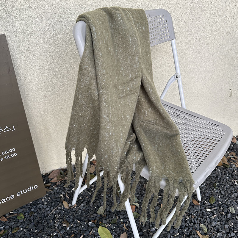 Factory Custom Autumn And Winter New Warm Korean Version Of Senior Sense Shawl Men And Women's All-In-One Retro Double-Sided Scarf Application Scenario