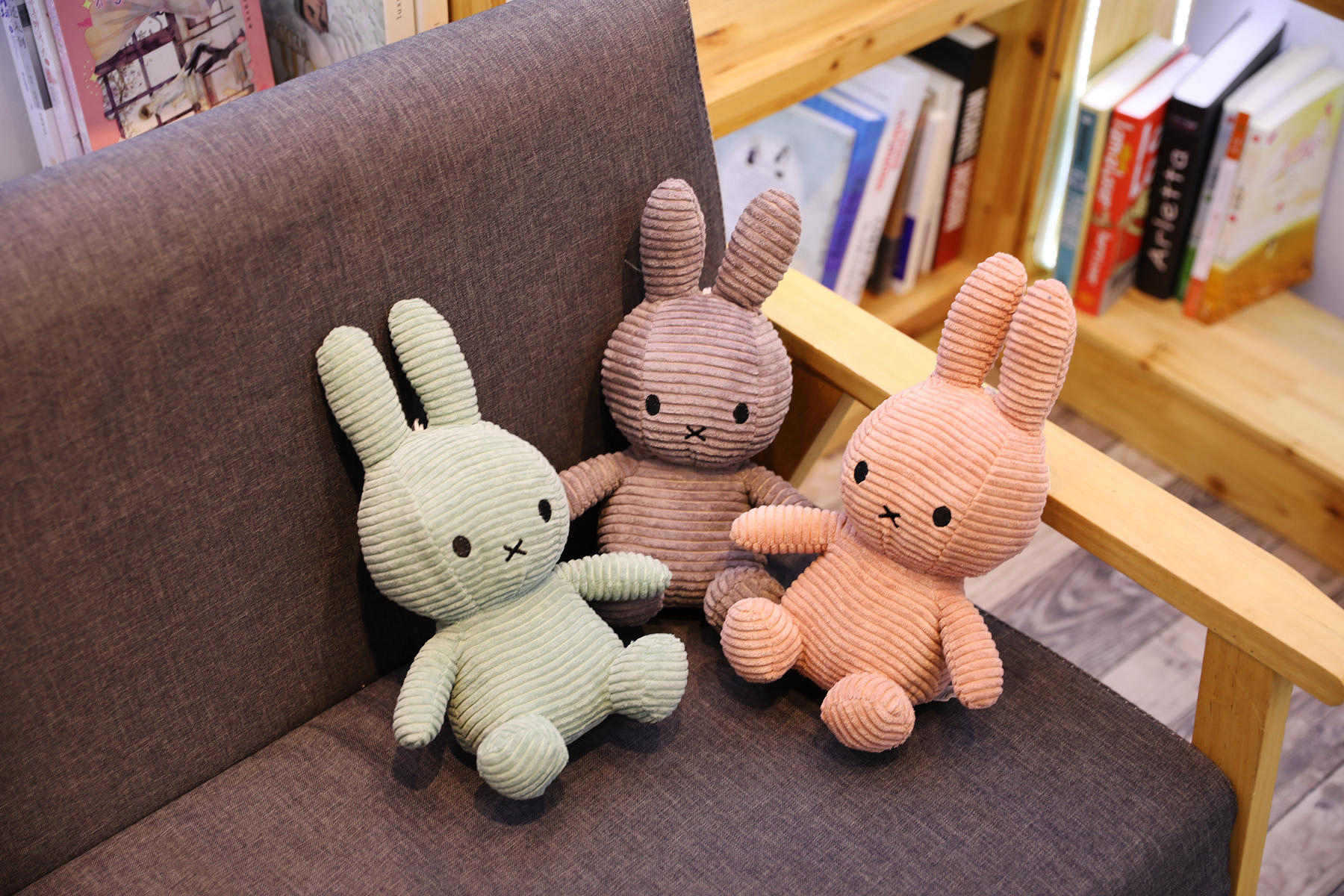 Creative animal figurines, plush rabbits, display stand ornaments, small throwing dolls pic 3